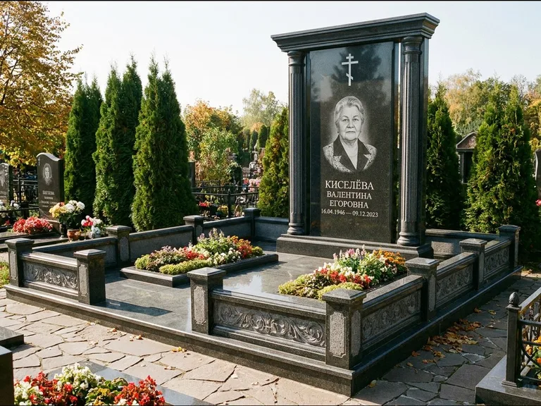 Памятник из чёрного гранита — стела с кельтским крестом с латинским крестом, работа «Ерофеева» в Норильске