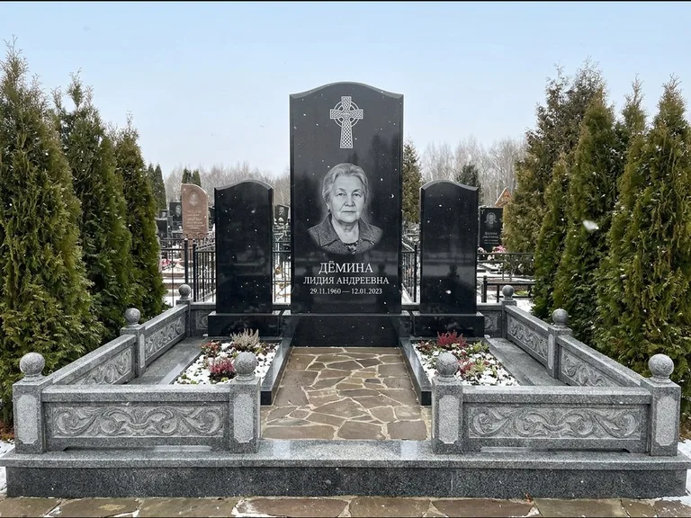 Памятник из чёрного гранита — стела с крестом и ветвью с кельтским крестом, работа «Лаврентьева» в Норильске