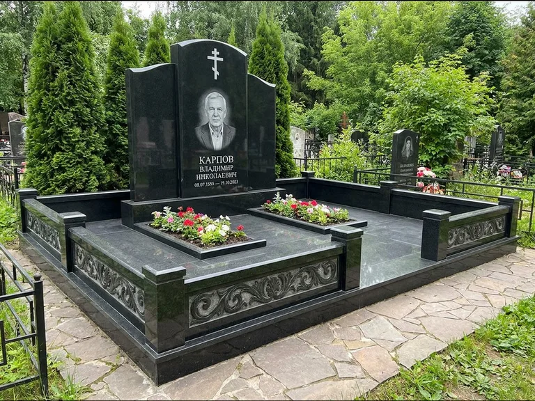 Памятник из чёрного гранита — двойная семейная стела с крестом на Голгофе, работа «Тихонов» в Норильске