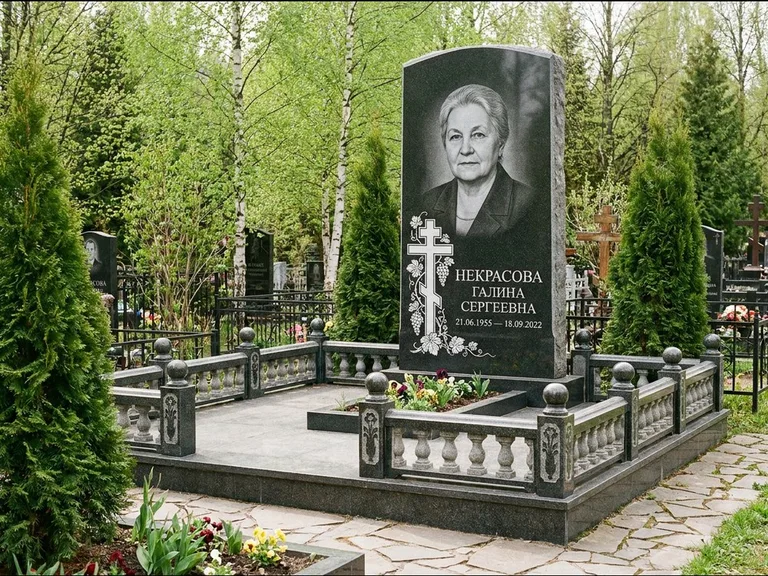 Памятник из чёрного гранита — стела с крестом и книгой с крестом с распятием, работа «Савельева» в Норильске