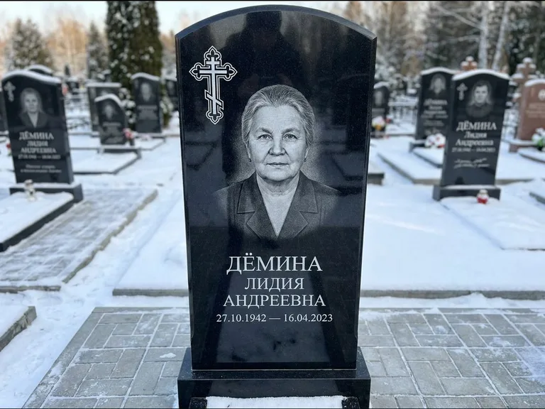 Памятник из чёрного гранита — стела домиком с крестом в лучах, работа «Селезнёва» в Норильске