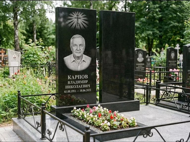 Памятник из чёрного гранита — ступенчатая стела с золочёным крестом, работа «Панкратов» в Норильске