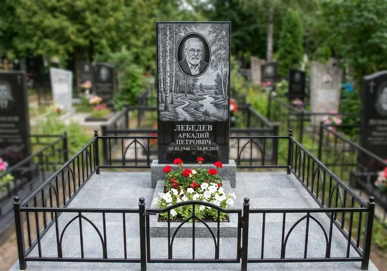Памятник с гравировкой берёзовой рощи, портретом и надписью в Норильске