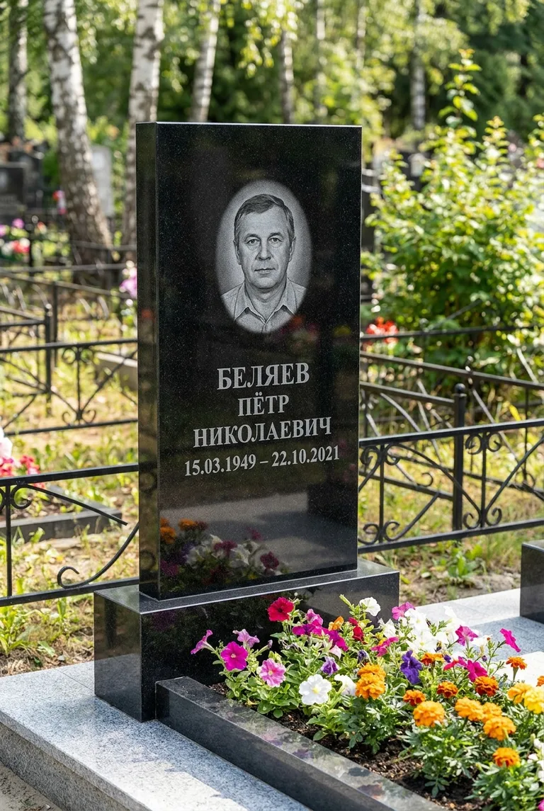 Вертикальный чёрный гранитный памятник под ключ с цветником в Норильске