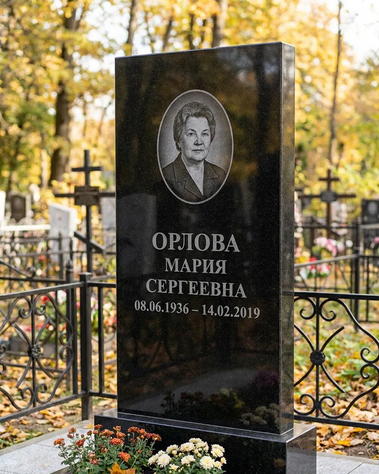 Вертикальный серый гранитный памятник под ключ, осень в Норильске