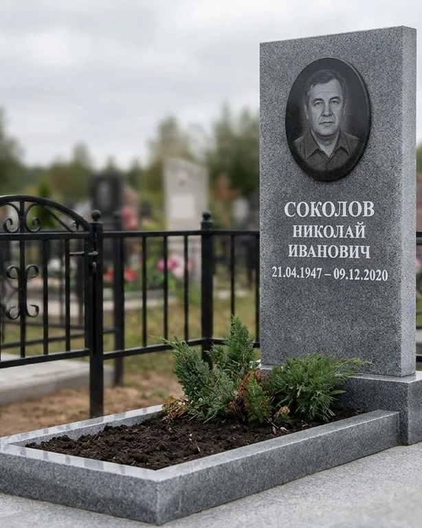 Чёрный памятник под ключ на гранитном цоколе в Норильске