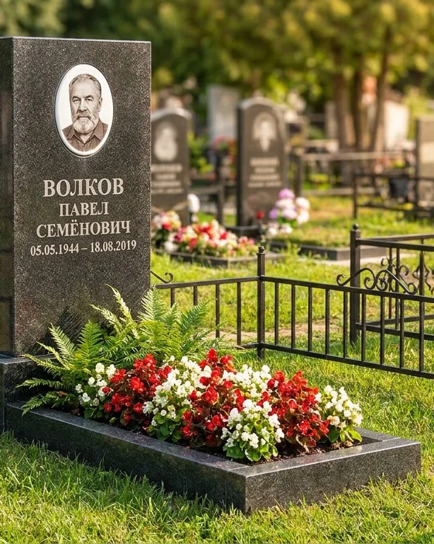 Тёмно-серый памятник под ключ с художественной гравировкой в Норильске
