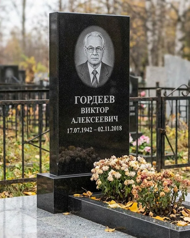 Памятник под ключ с гранитным цоколем и плиткой в Норильске