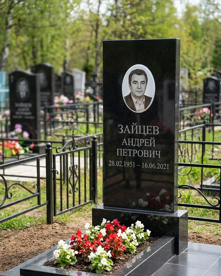 Памятник под ключ с гранитной вазой и цветами в Норильске