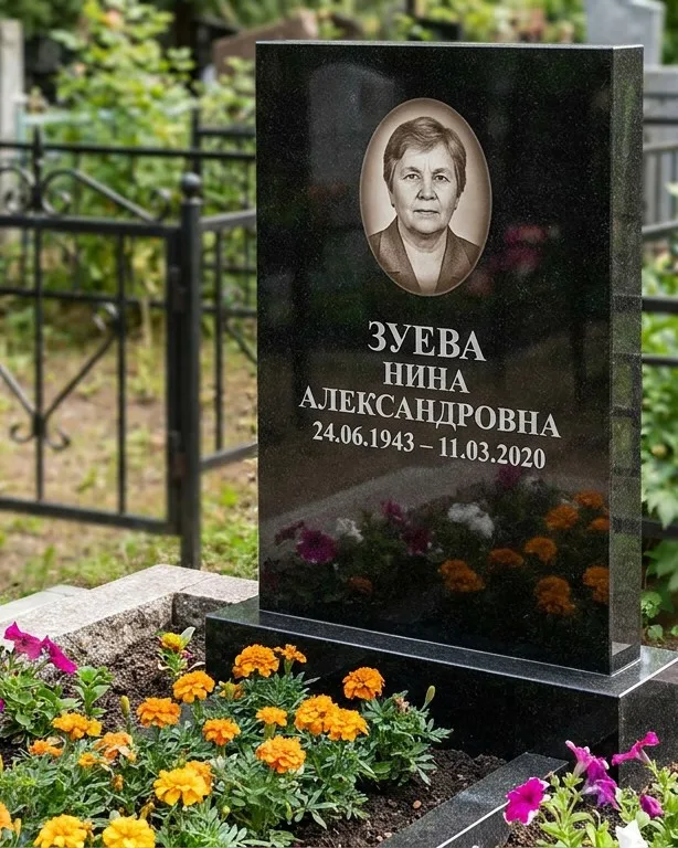 Горизонтальный чёрный гранитный памятник под ключ в Норильске