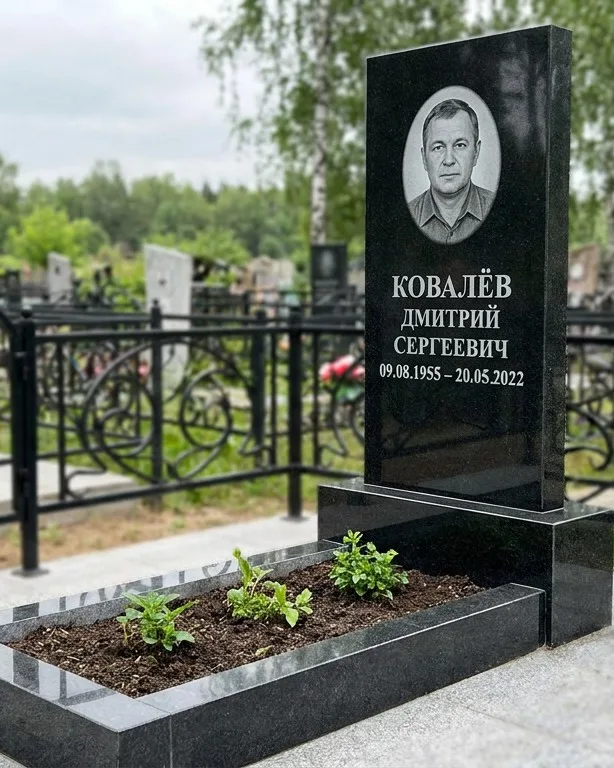 Горизонтальный серый памятник под ключ, осень в Норильске