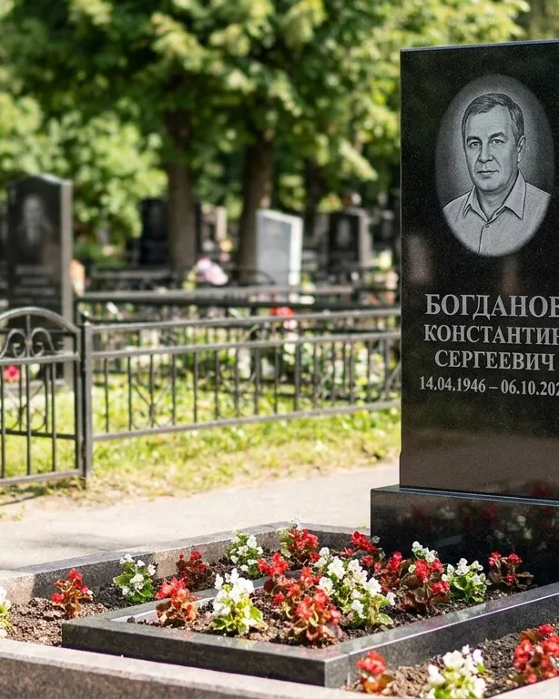 Низкий горизонтальный памятник под ключ с цветником в Норильске