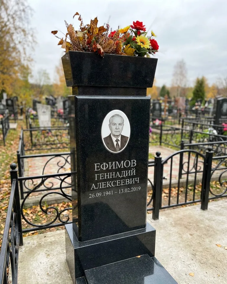 Двойной семейный памятник под ключ с портретами в Норильске