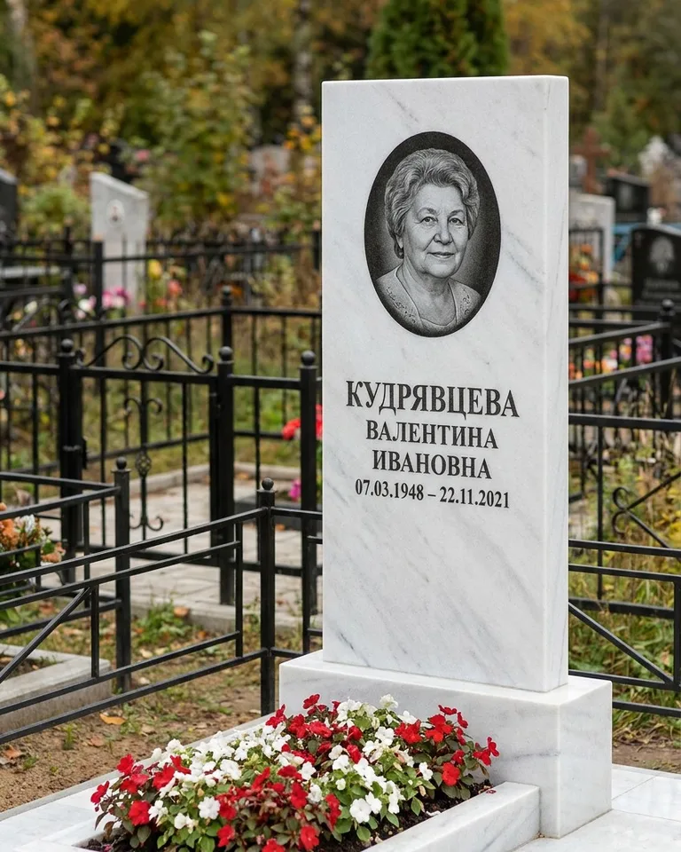 Двойной памятник под ключ с цоколем и плиткой в Норильске
