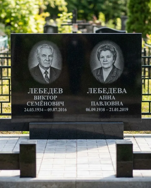 Памятник под ключ из красного гранита в Норильске