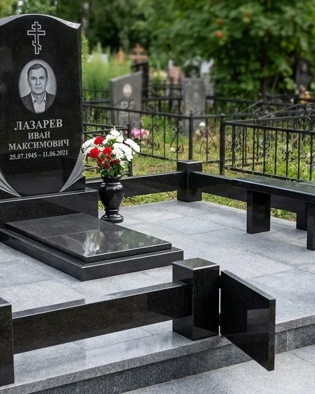 Памятник под ключ зимой с венком в Норильске