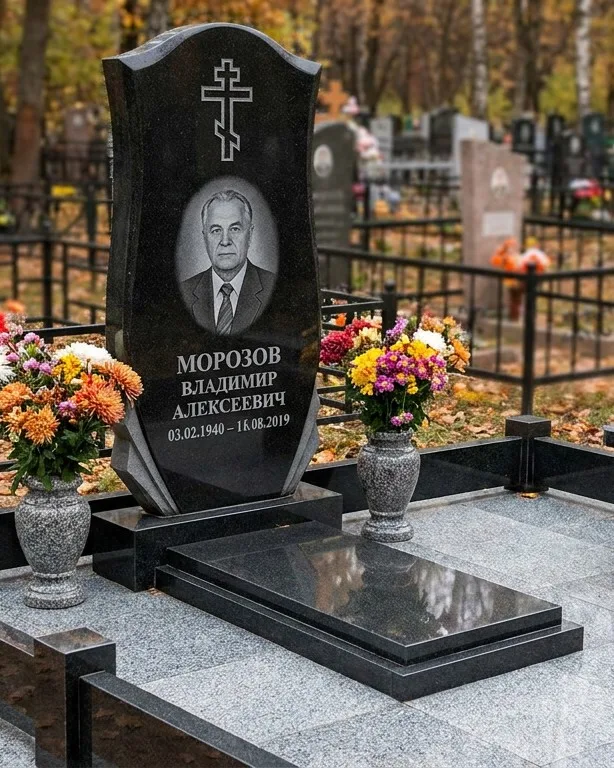 Памятник под ключ со скамьёй и мощением в Норильске
