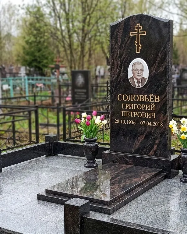 Памятник под ключ с гранитным цоколем и вазой, осень в Норильске