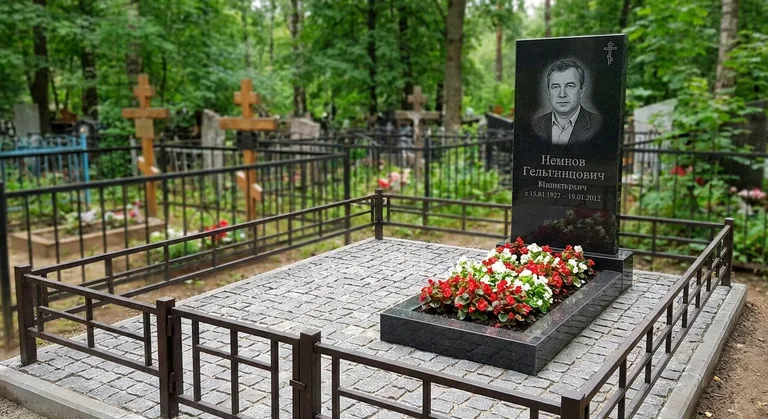 Памятник под ключ с цветником и благоустройством в Норильске
