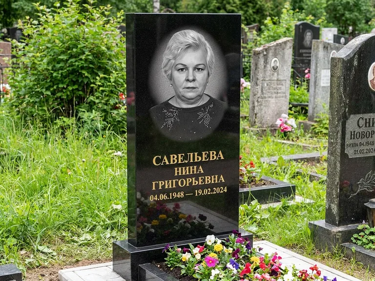 Портрет на памятнике в Норильске — Паспортное фото восстановили и награвировали на чёрной стеле