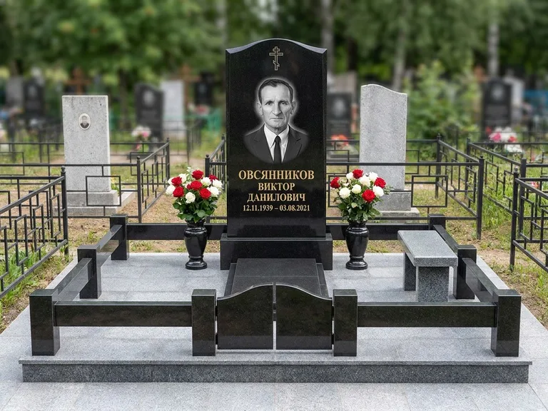 Портрет на памятнике в Норильске — Старый снимок → гравировка на премиум-комплексе с плиткой и оградой