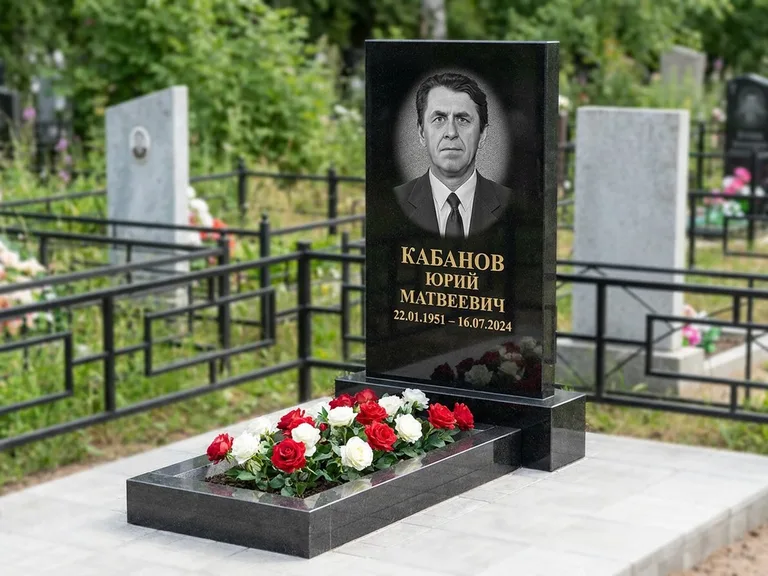 Портрет на памятнике в Норильске — Старый снимок → гравировка на вертикальной стеле