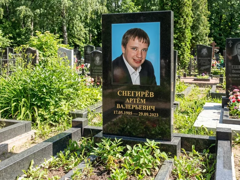 Портрет на памятнике в Норильске — Цветное фото → прямоугольная фотокерамика на чёрном граните
