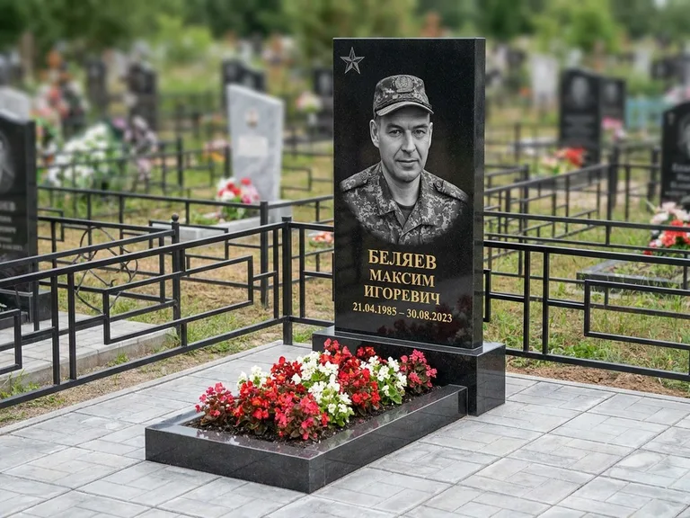 Портрет на памятнике в Норильске — Военное фото → цветная фотокерамика, гравированная звезда