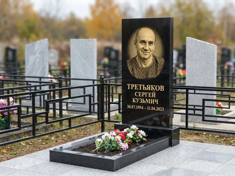 Портрет на памятнике в Норильске — Восстановленный портрет → гравировка на вертикальной стеле