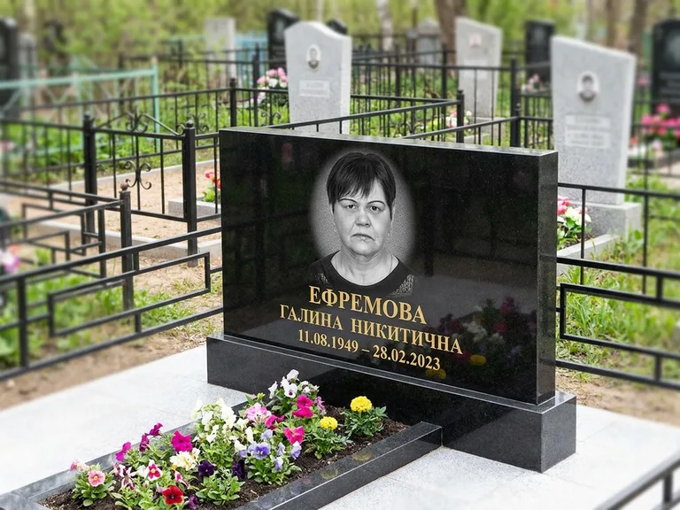 Портрет на памятнике в Норильске — Ч/б портрет → гравировка на горизонтальном памятнике