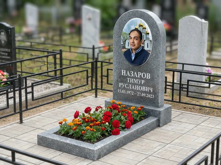 Портрет на памятнике в Норильске — Цветной портрет → фотокерамика-овал на сером граните, буквы белые