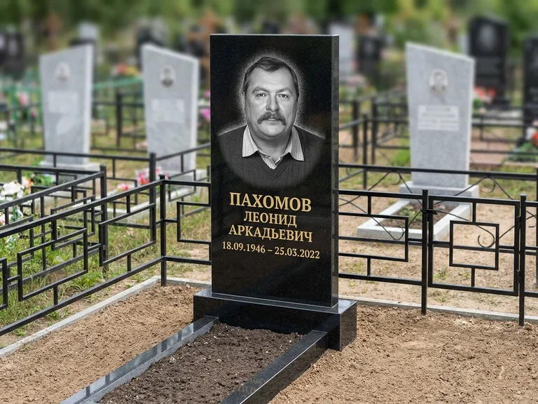 Портрет на памятнике в Норильске — Маленькое фото → гравировка на простом бюджетном памятнике