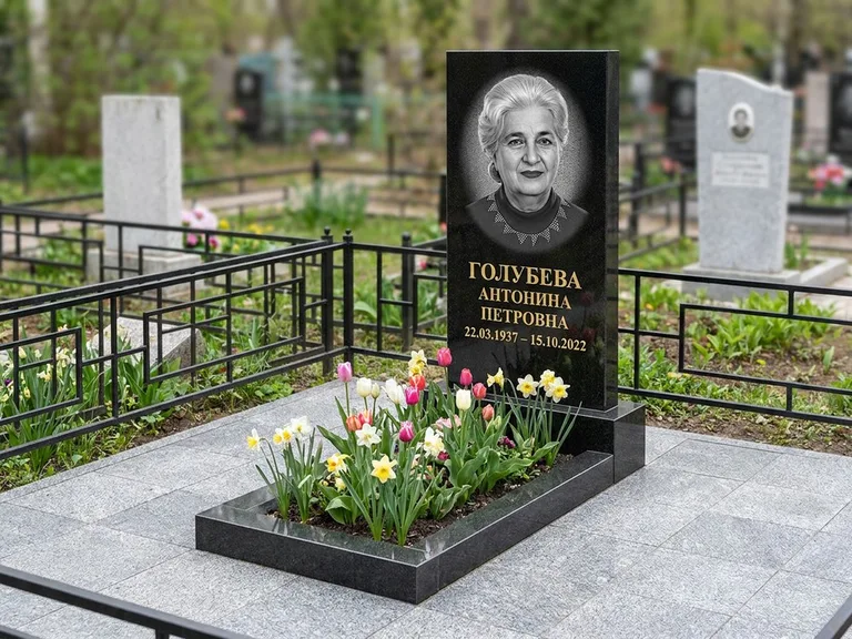 Портрет на памятнике в Норильске — Выцветший скан восстановили и награвировали на стеле