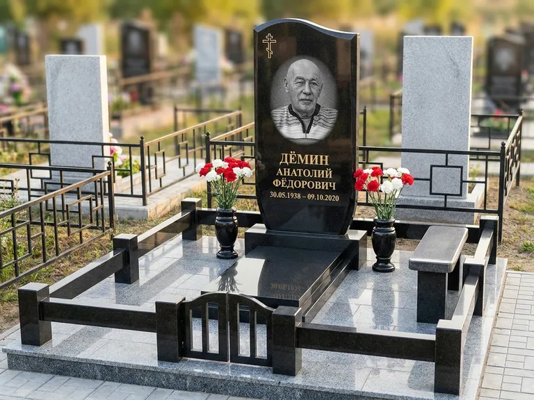 Портрет на памятнике в Норильске — Реставрация → гравировка на премиум-комплексе