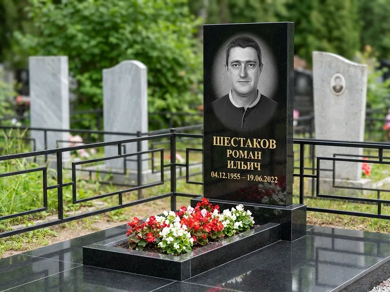 Портрет на памятнике в Норильске — Ч/б портрет → гравировка на стеле