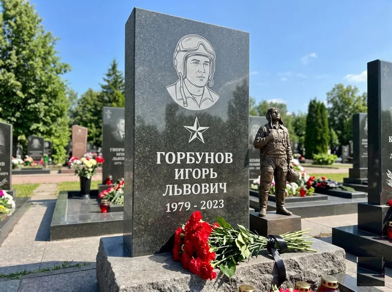Гранитная фигура лётчика на памятнике военному со звездой в Норильске