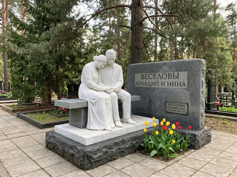 Мраморная скорбящая пара на эксклюзивном мемориале в Норильске