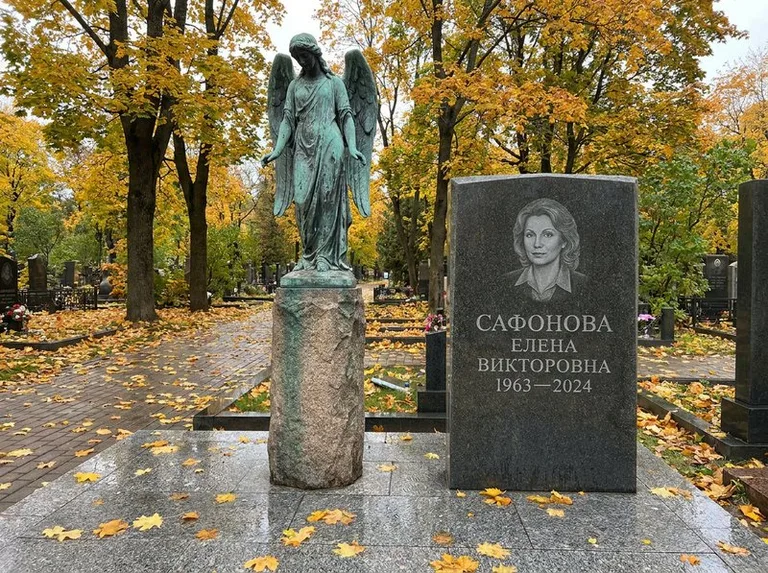 Бронзовый ангел на колонне рядом с памятником в Норильске