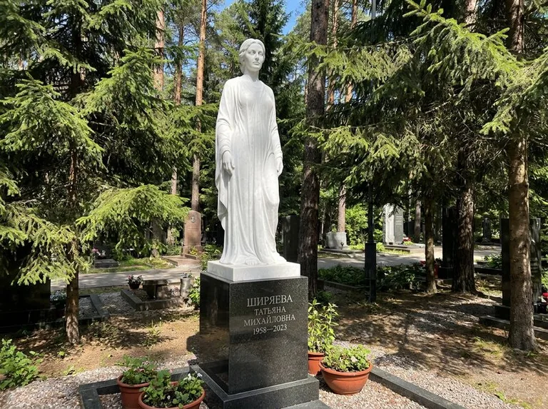 Ростовая женская фигура с портретным сходством на мемориале в Норильске