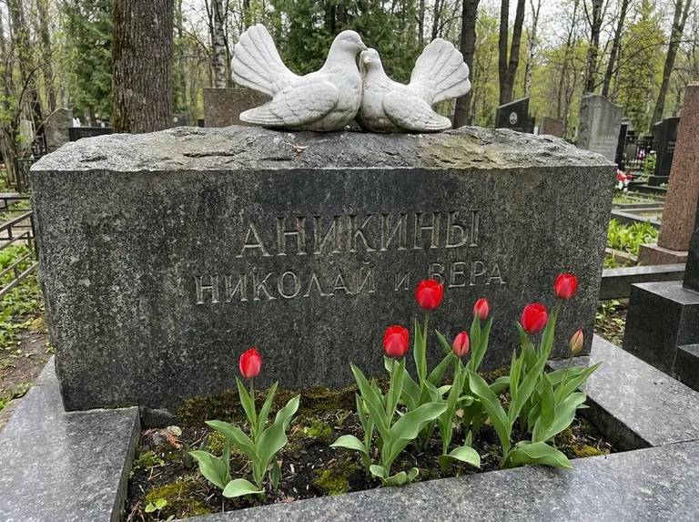 Пара голубей из литьевого мрамора на гранитной плите в Норильске