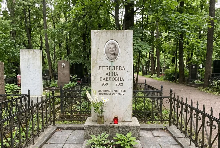 Уборка могилы до и после осенью — городское кладбище в Норильске