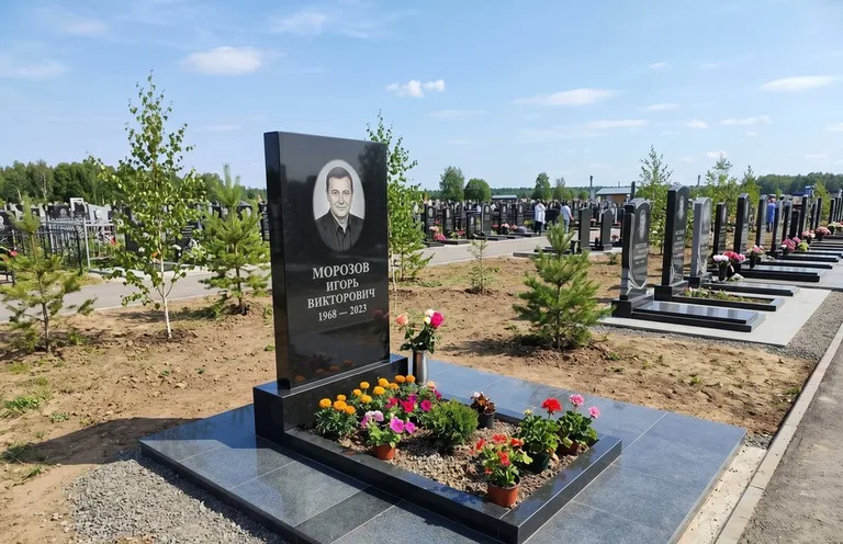 Уборка могилы со скамьёй до и после в Норильске