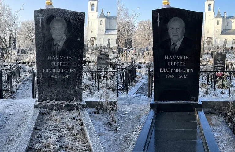 Диптих №18: могила с деревянным крестом и низкой оградкой — выполота трава в Норильске