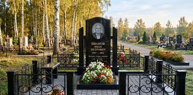 Мемориальный комплекс с цветником и оградой в Норильске