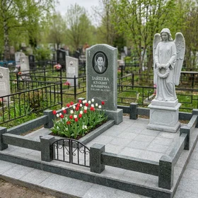 Памятник с ангелом из серо-зеленого гранита
