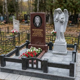 Памятник с ангелом из красного гранита