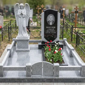 Памятник с ангелом из комбинированного гранита