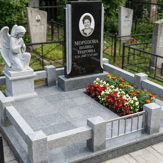 Памятник со скульптурой ангела из комбинированного гранита
