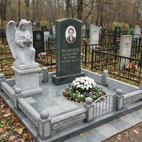 Памятник со скульптурой ангела из серо-зелёного гранита