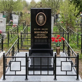 Вертикальный памятник из гранита с металлическими вставками
